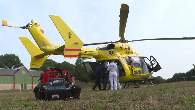 Hélicoptère de la sécurité civile se posant sur une route départementale