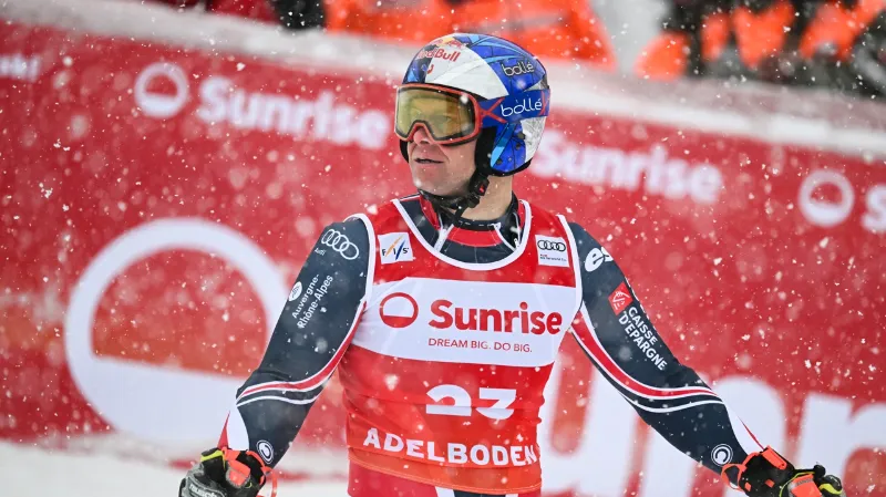 Alexis Pinturault franchissant la ligne d'arrivée lors de sa dernière course de ski alpin