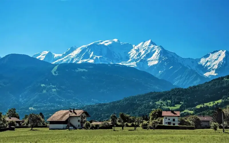 Vue des pistes enneigées du domaine des Portes du Mont-Blanc