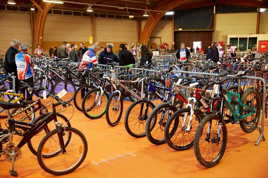 Alignement de vélos d'occasion