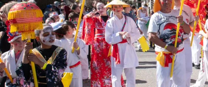 Défilé de carnaval coloré dans les rues