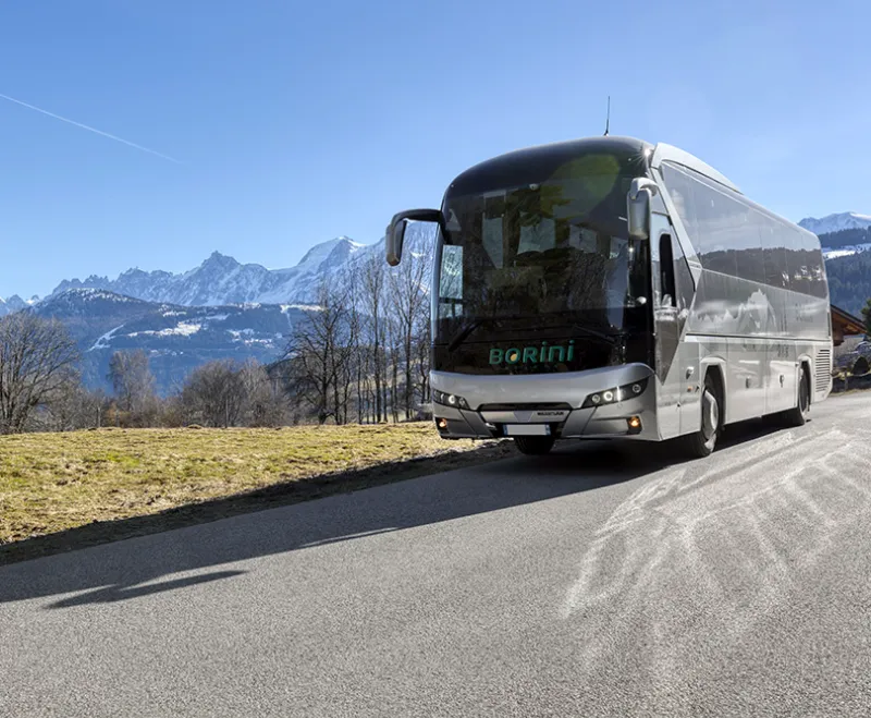 Un autocar Borini circulant sur une route du Pays du Mont-Blanc