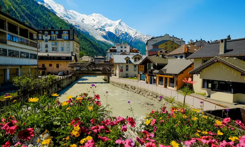 Vue sur le centre-ville de Chamonix et le massif du Mont-Blanc