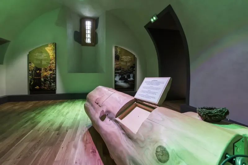 Le Château des Rubins illuminé de nuit