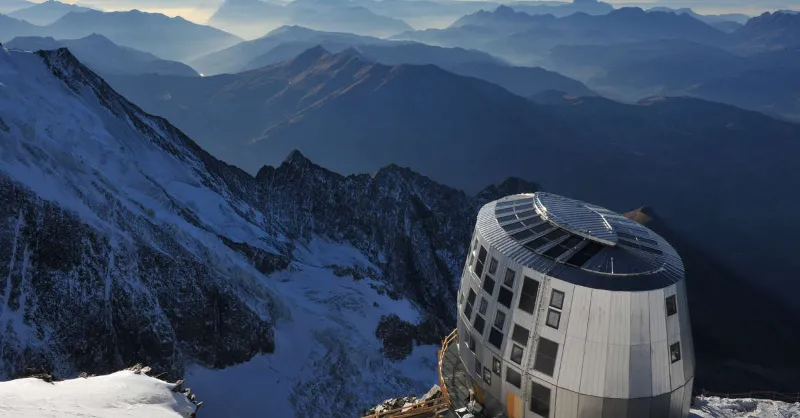 L'ancien refuge du Goûter perché sur l'arête du Mont-Blanc
