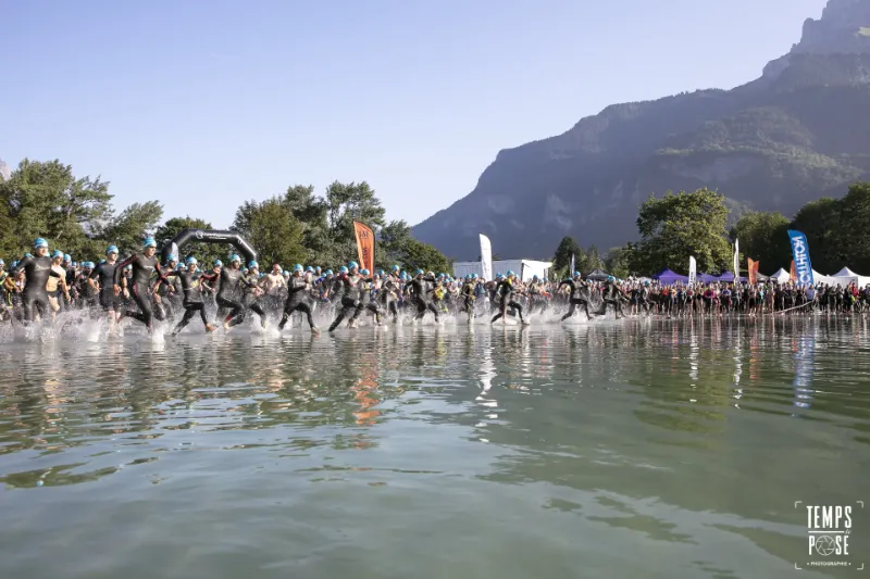 Triathlètes s'entraînant à la course à pied sur les berges du lac de Passy