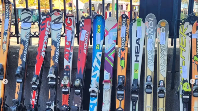 Travailleurs de l'ESAT reconditionnant des skis usagés