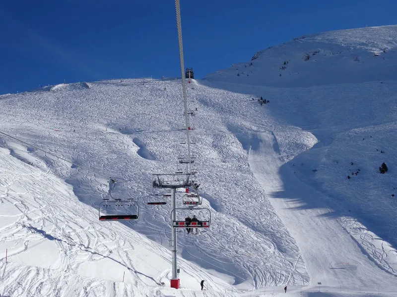 Pistes de ski au printemps avec de la neige fondante