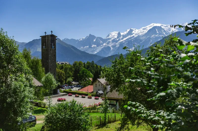 Façade de la célèbre église Notre-Dame-de-Toute-Grâce au Plateau d'Assy