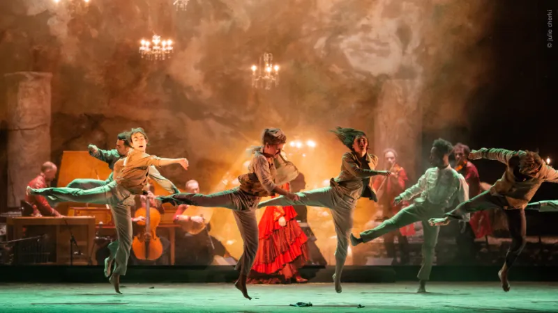 Concert de musique classique dans une église baroque