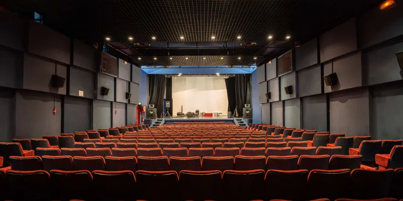 Enfants participant à un atelier de création vidéo stop-motion