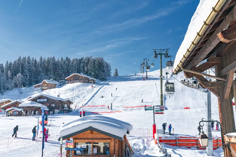 Pistes de ski du domaine Évasion Mont-Blanc avec vue sur le Mont-Blanc