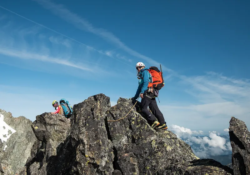 Jeunes alpinistes encordés progressant sur un glacier