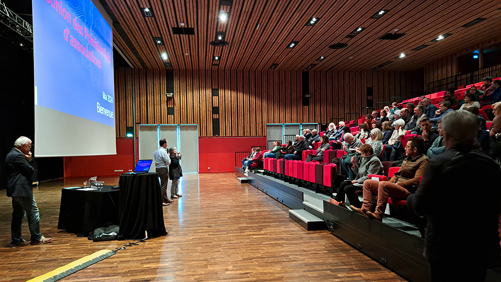 Candidats et recruteurs lors d'un forum de l'emploi au Pays du Mont-Blanc