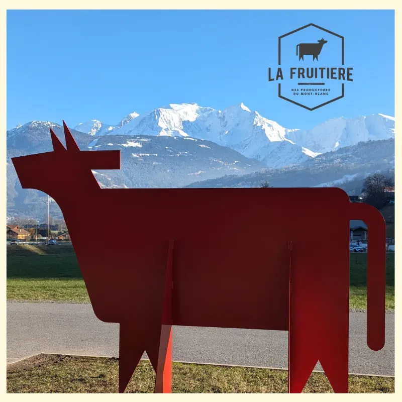 Vue extérieure de la Fruitière des producteurs du Mont-Blanc avec les champs en arrière-plan
