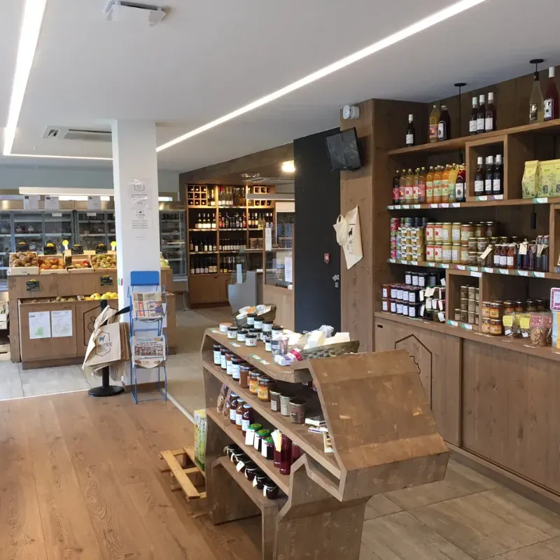 Rayon épicerie fine, vins et charcuteries de la boutique