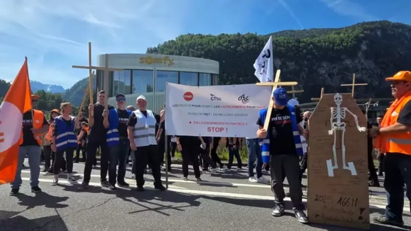 Rassemblement des salariés de Somfy devant le Musée de l'Horlogerie à Cluses