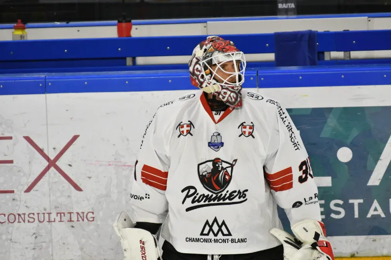 Joueurs des Pionniers de Chamonix célébrant une victoire sur la glace