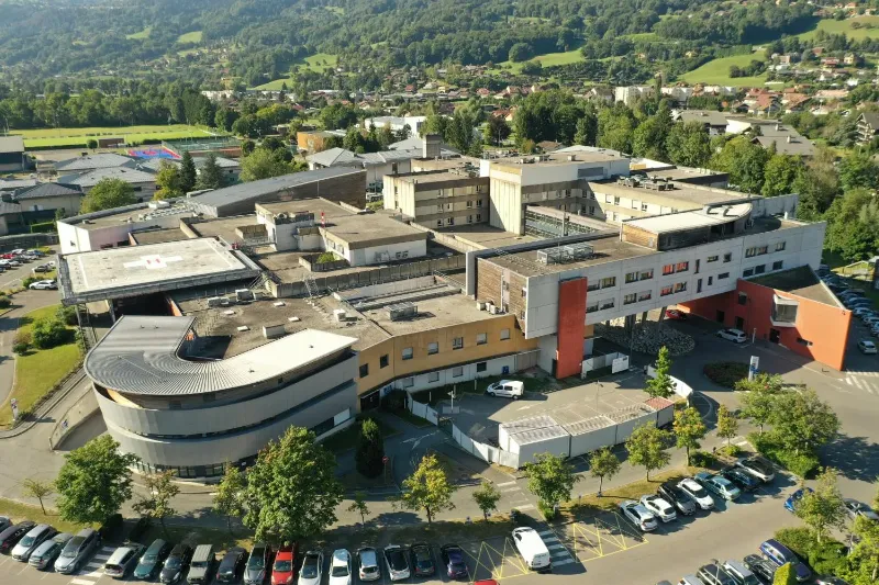 Infirmière prenant la tension d'un patient lors d'une journée de dépistage