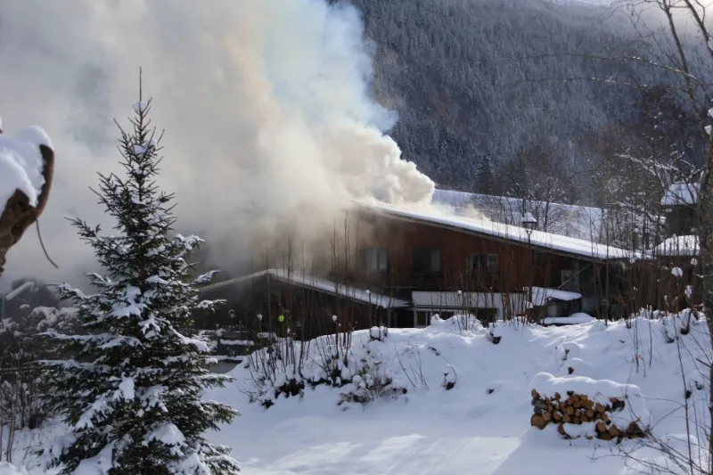Camion de pompiers intervenant sur un feu d'habitation la nuit