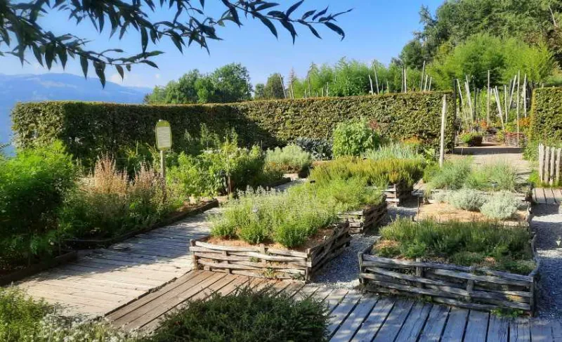 Œuvre d'art contemporaine installée au milieu du Jardin des Cimes