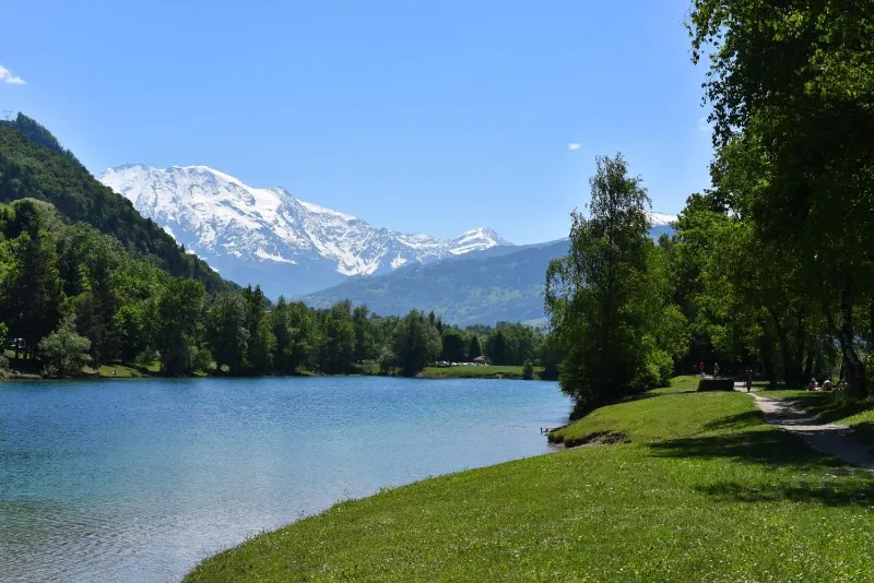 La base de loisirs des Ilettes à Sallanches en été