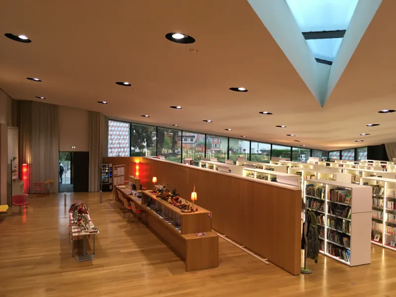 Groupe de personnes âgées participant à un atelier informatique