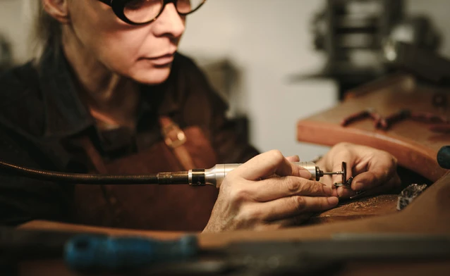 Artisan travaillant la céramique