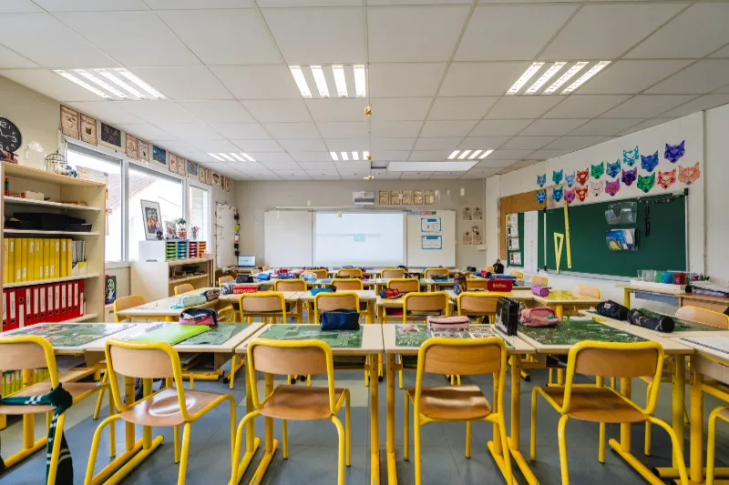 Rassemblement de parents d'élèves devant une école primaire