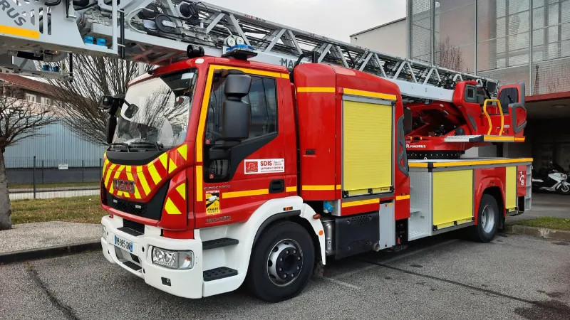 Véhicules de secours exposés lors d'un événement de protection civile