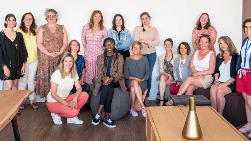 Réunion de travail entre plusieurs femmes entrepreneuses