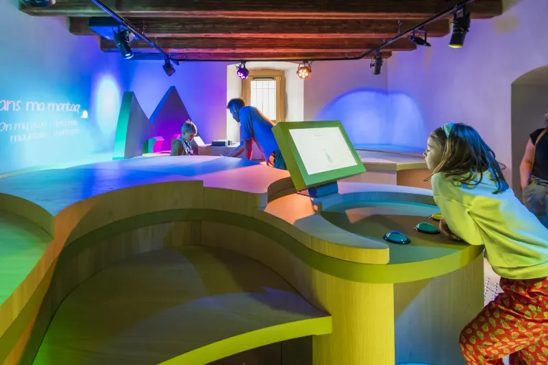 Le Château des Rubins éclairé à la tombée de la nuit