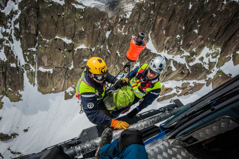 Hélicoptère de secours en haute montagne