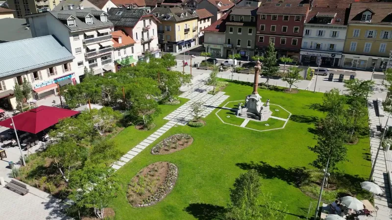 Vue dégagée sur la place Charles-Albert de Sallanches avec le Mont-Blanc en fond