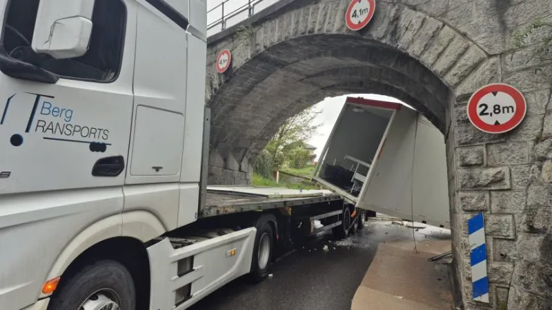 Un camion coincé sous le tablier d'un pont routier