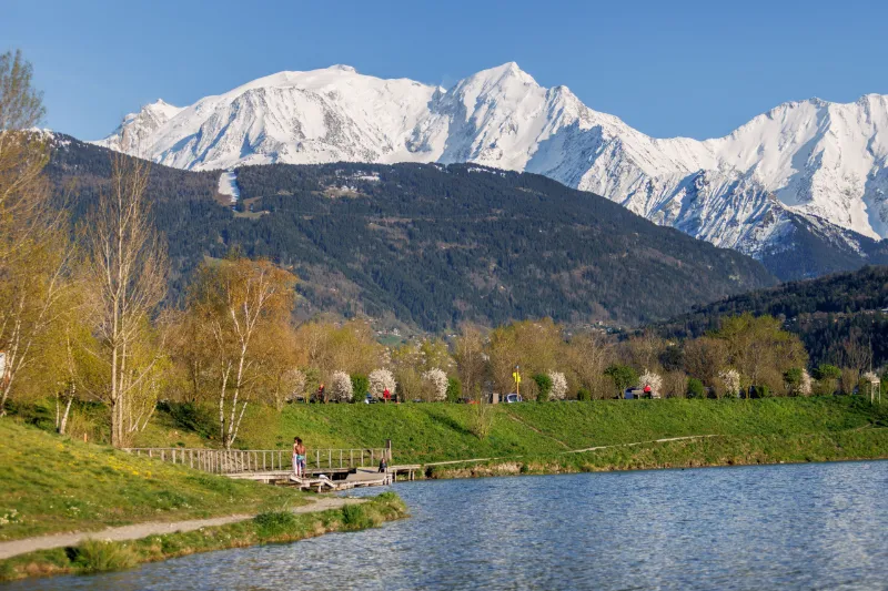 Vue sur le Lac de Passy avec le Mont-Blanc en arrière-plan au printemps