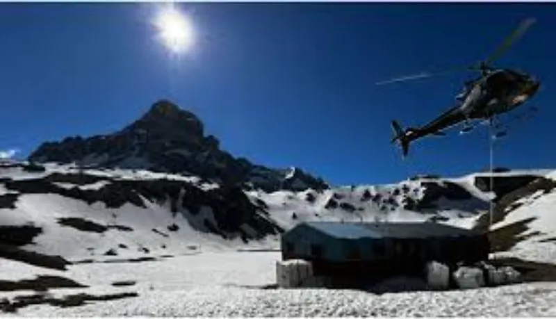 Hélicoptère transportant un filet de ravitaillement vers un refuge de haute montagne