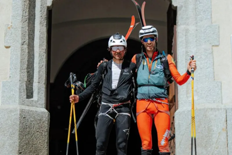 Mathéo Jacquemoud et Samuel Equy arrivant devant l'église de Chamonix après leur record