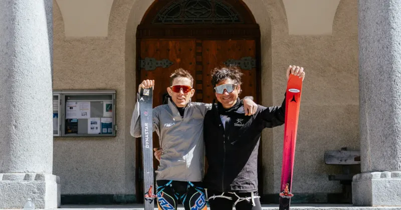 Skieurs-alpinistes en plein effort sur un glacier