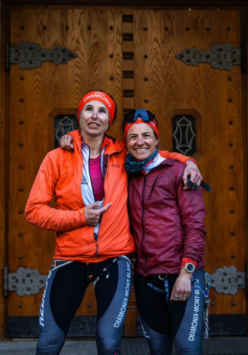 Deux skieuses-alpinistes féminines arrivant à Zermatt