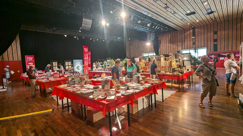 De grandes tables dressées pour un repas convivial