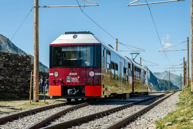 Le Tramway du Mont-Blanc gravissant la montagne en direction du Nid d'Aigle