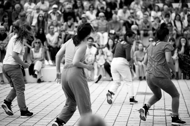 Danseurs en performance de danse contemporaine