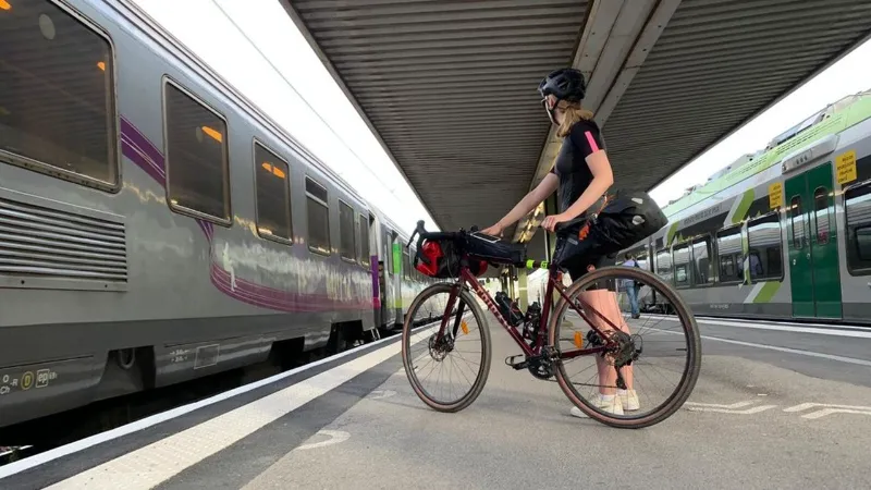 Vélos installés dans un wagon de train TER