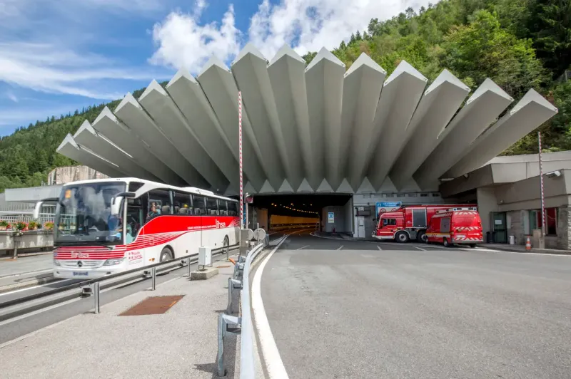Files de voitures à l'entrée du Tunnel du Mont-Blanc