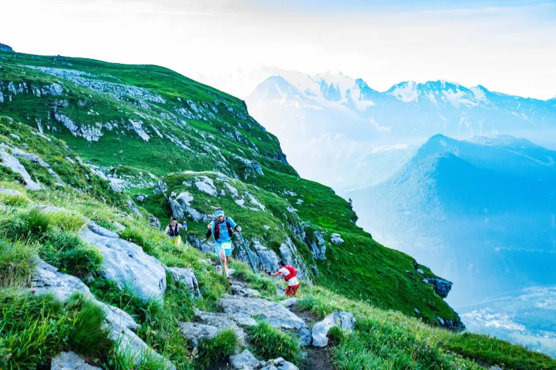 Coureurs sur les sentiers techniques du massif des Fiz