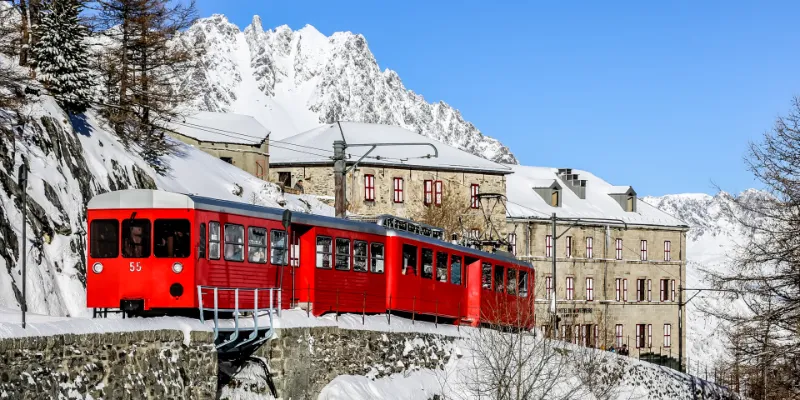 Le célèbre train rouge à crémaillère du Montenvers