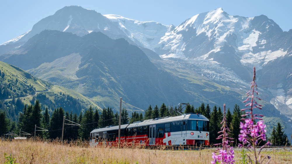 Le Tramway du Mont-Blanc sur la voie vers le Nid d'Aigle en Haute-Savoie