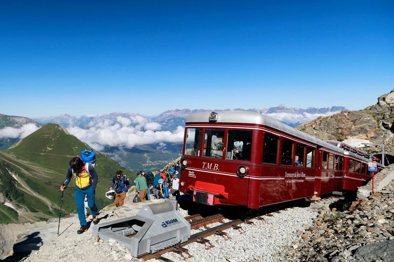 Le Tramway du Mont-Blanc arrivant au Nid d'Aigle