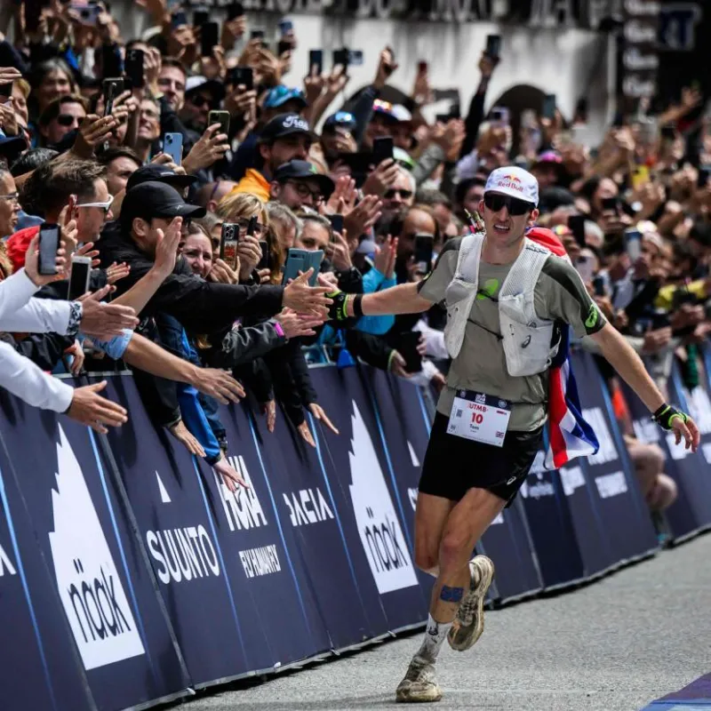 Coureur de trail en plein effort dans la montagne